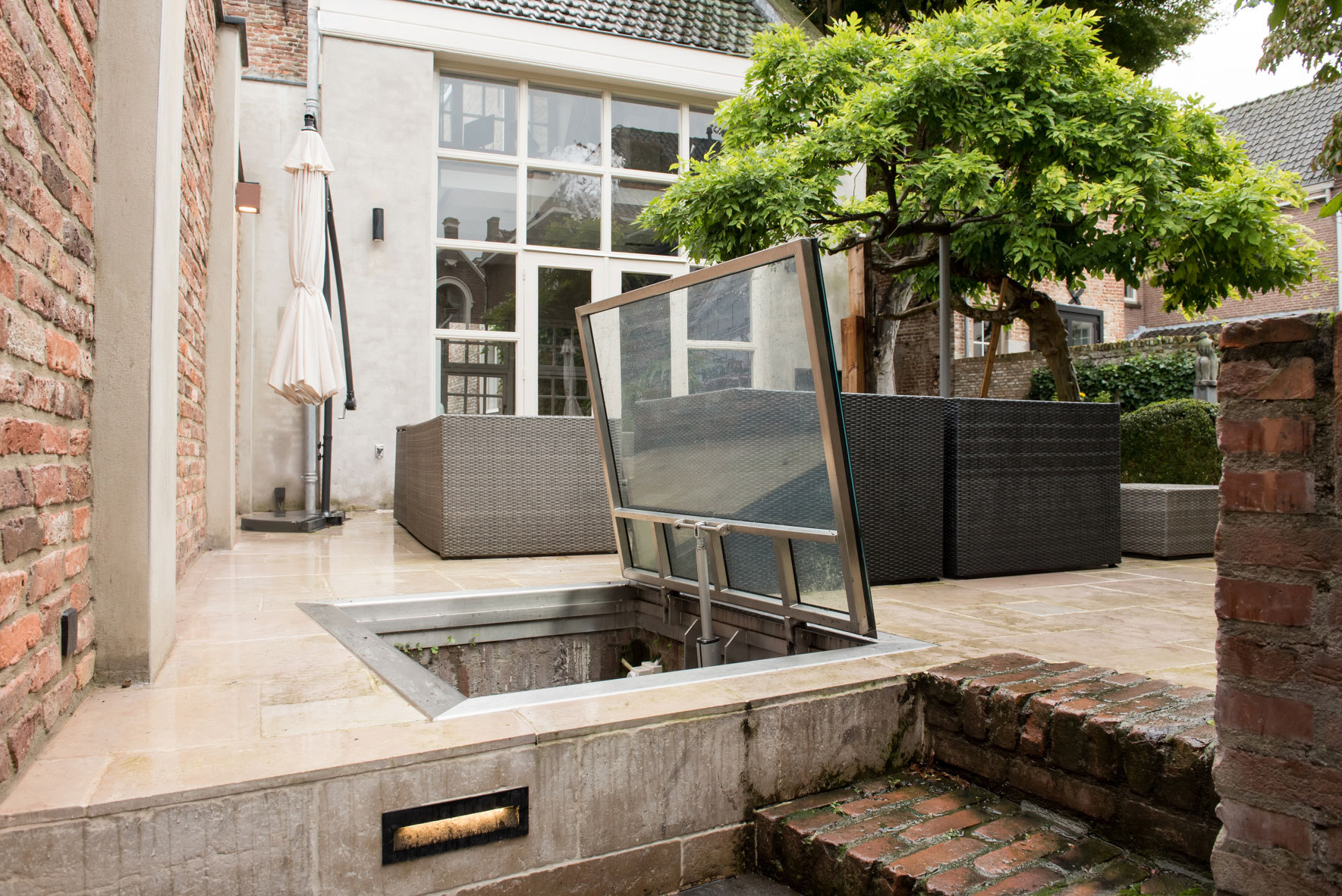 Glazen vloerluik buiten in 's Hertogenbosch