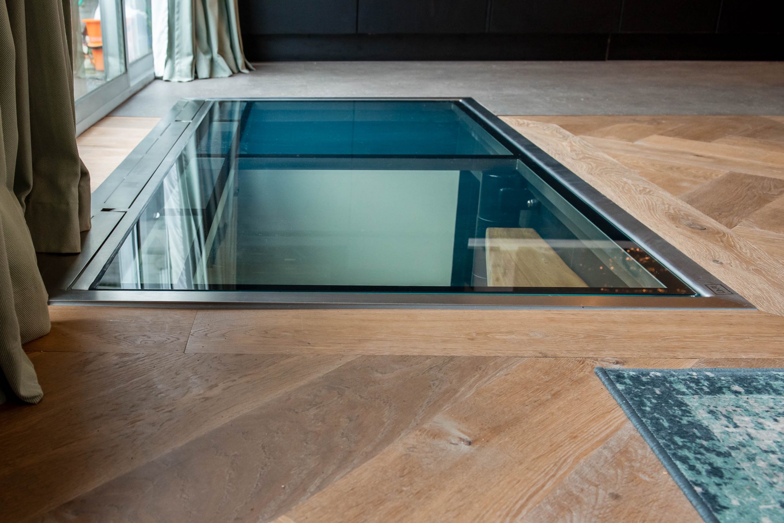 Glazen vloerluik in een woning in Den Haag