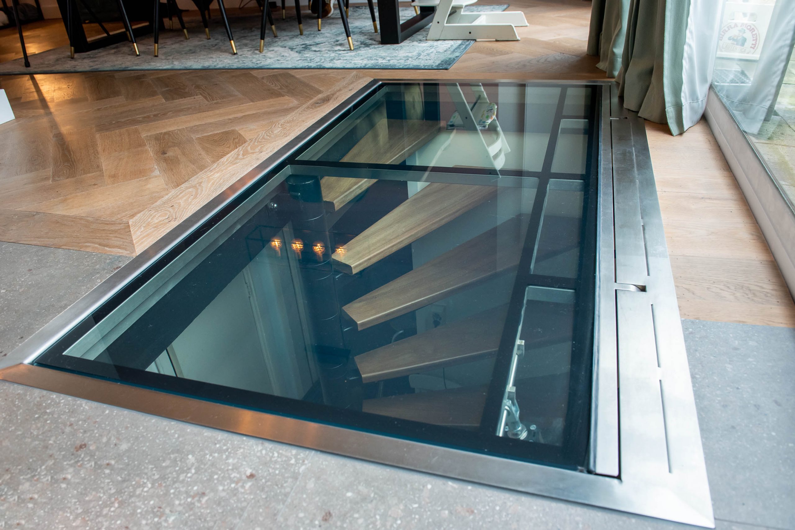 Glazen vloerluik in een woning in Den Haag