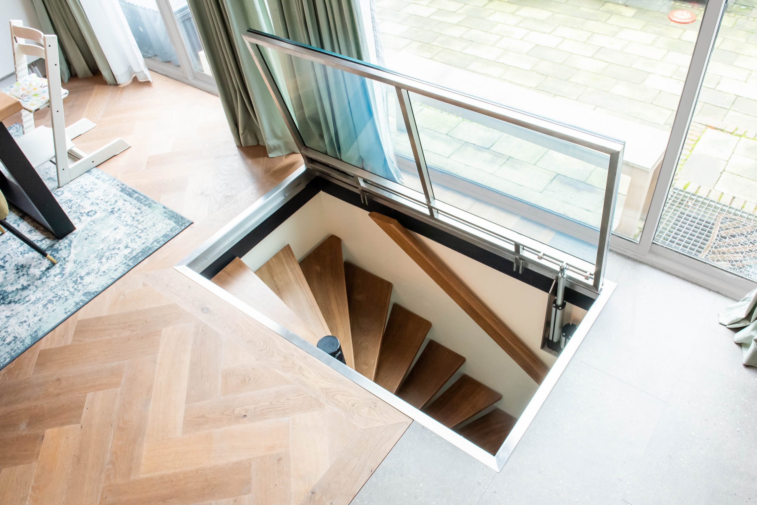 Glazen vloerluik in een woning in Den Haag