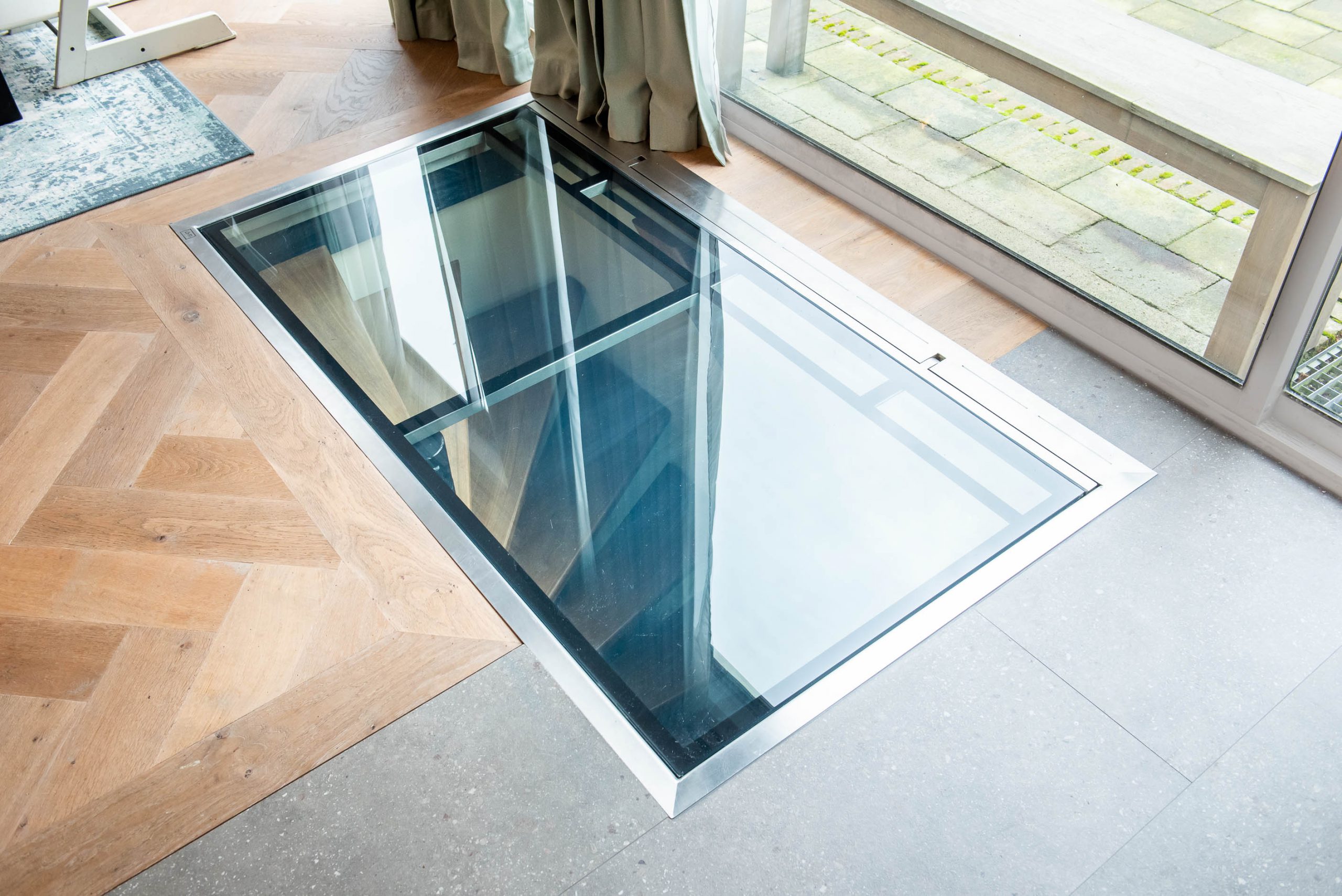 Glazen vloerluik in een woning in Den Haag