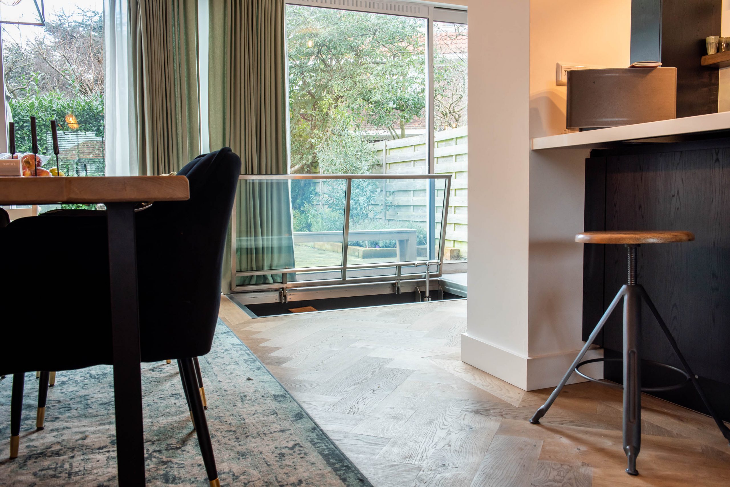 Glazen vloerluik in een woning in Den Haag