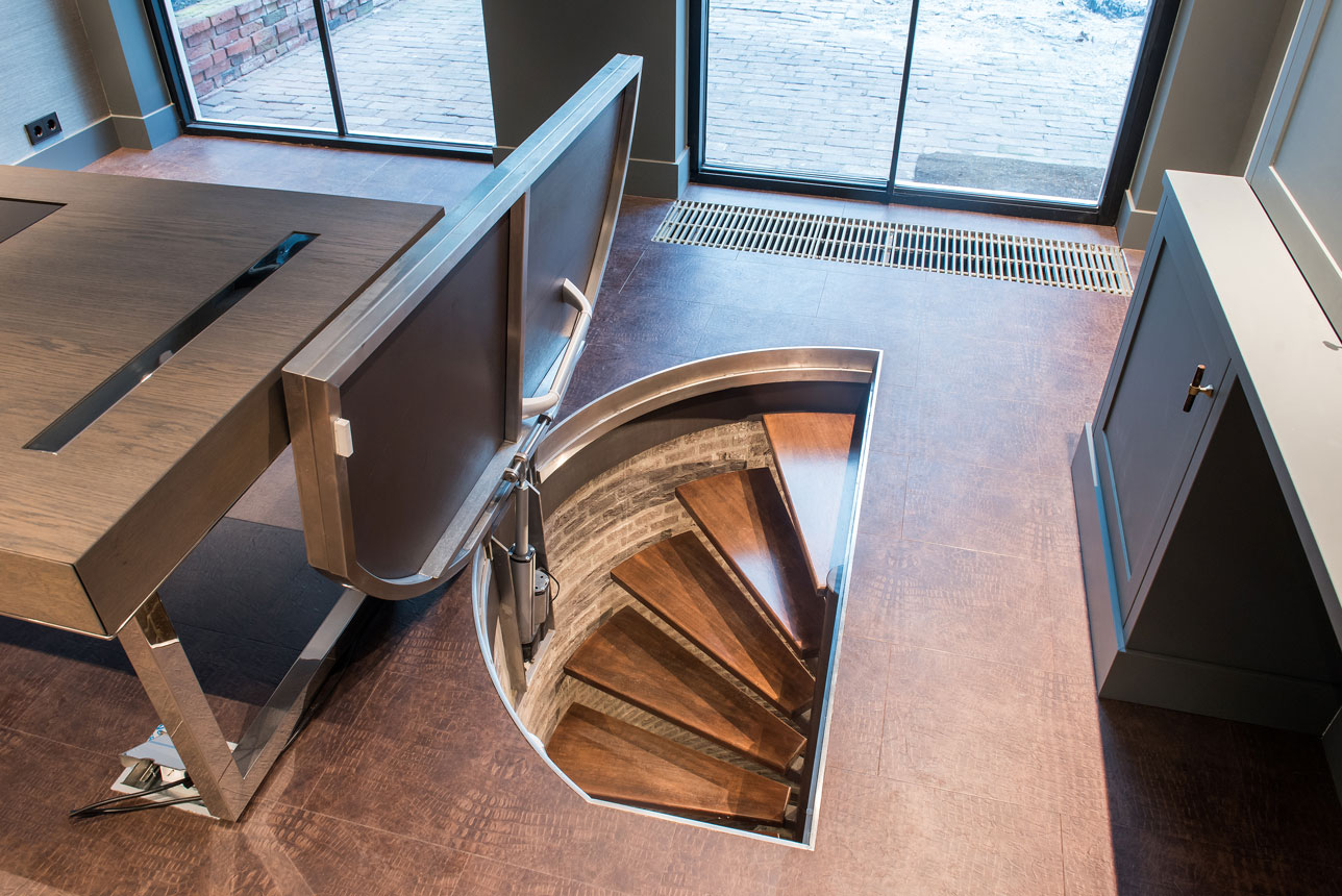 Halfrond vloerluik in een kantoor in Hilversum