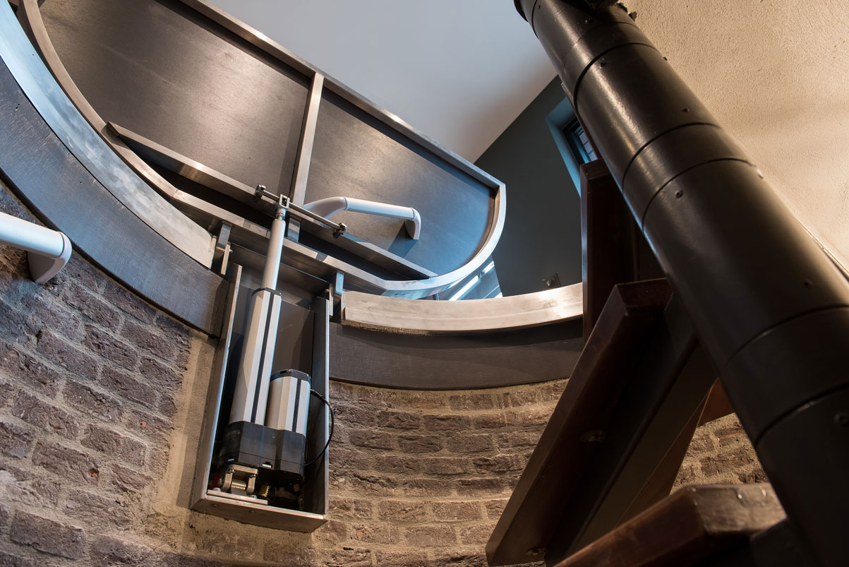 Halfrond vloerluik in een kantoor in Hilversum