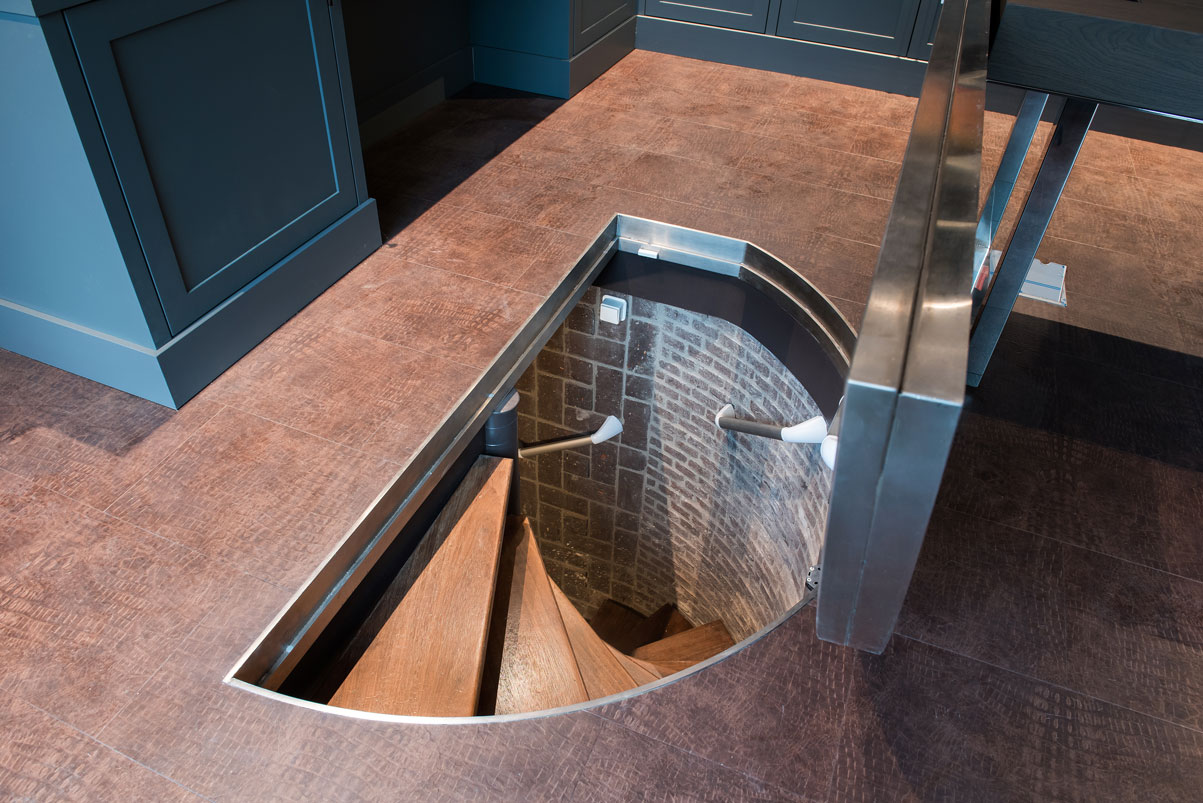 Halfrond vloerluik in een kantoor in Hilversum