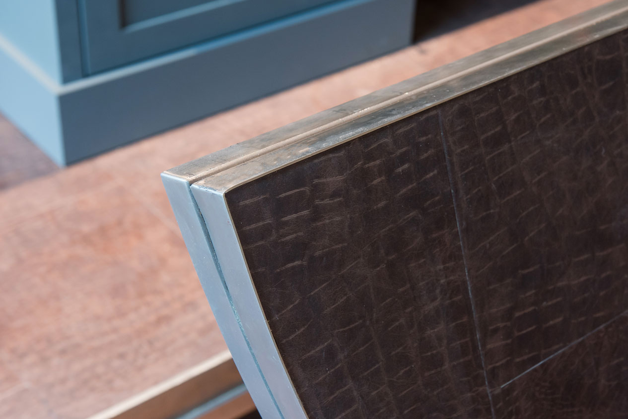 Halfrond vloerluik in een kantoor in Hilversum