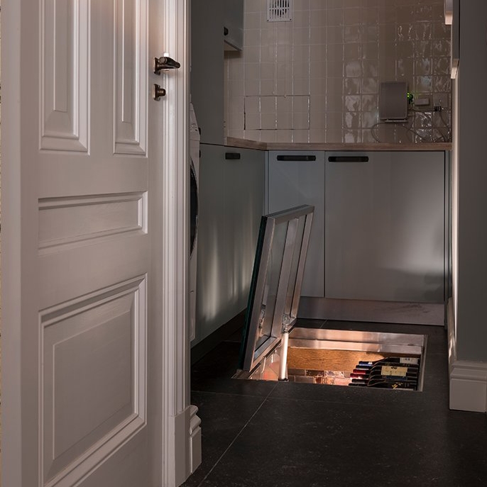 Glazen vloer voor wijnopslag bijkeuken