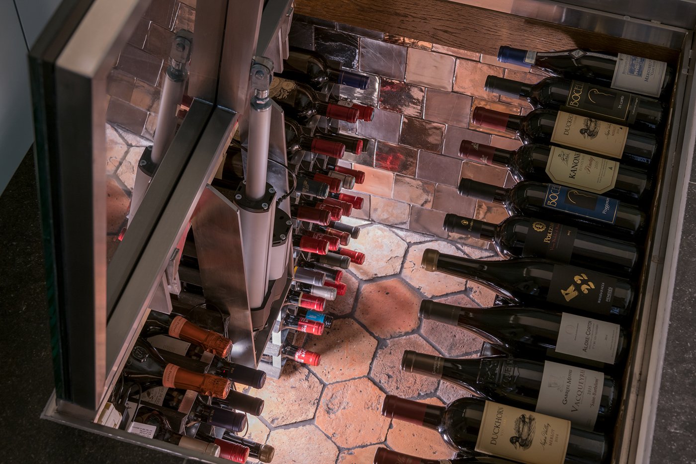 Glazen vloerluik voor wijnopslag bijkeuken