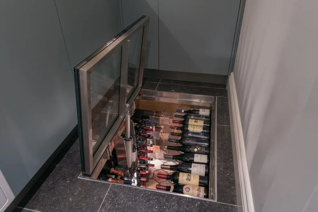 Glazen vloerluik voor wijnopslag bijkeuken