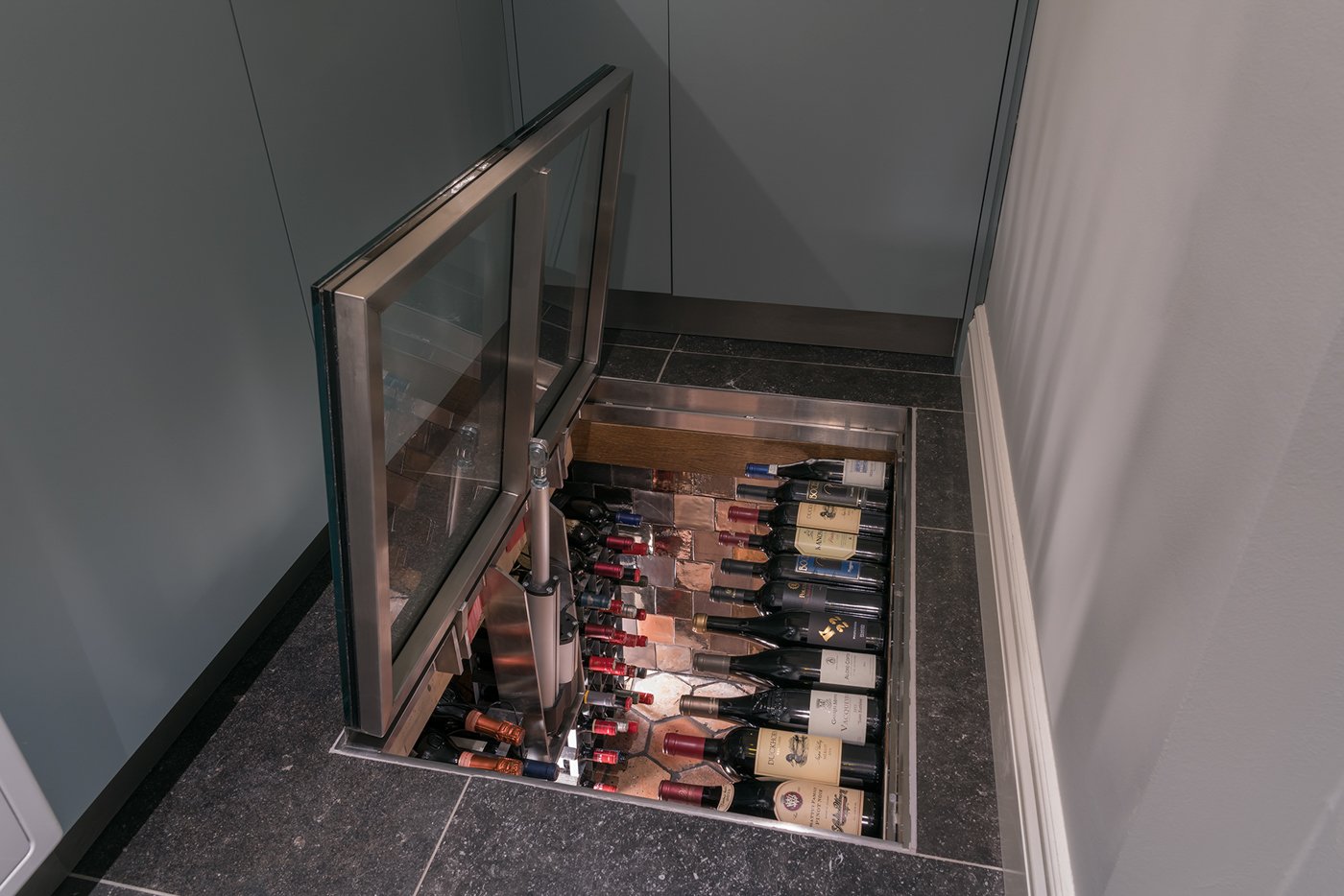 Glazen vloerluik voor wijnopslag bijkeuken