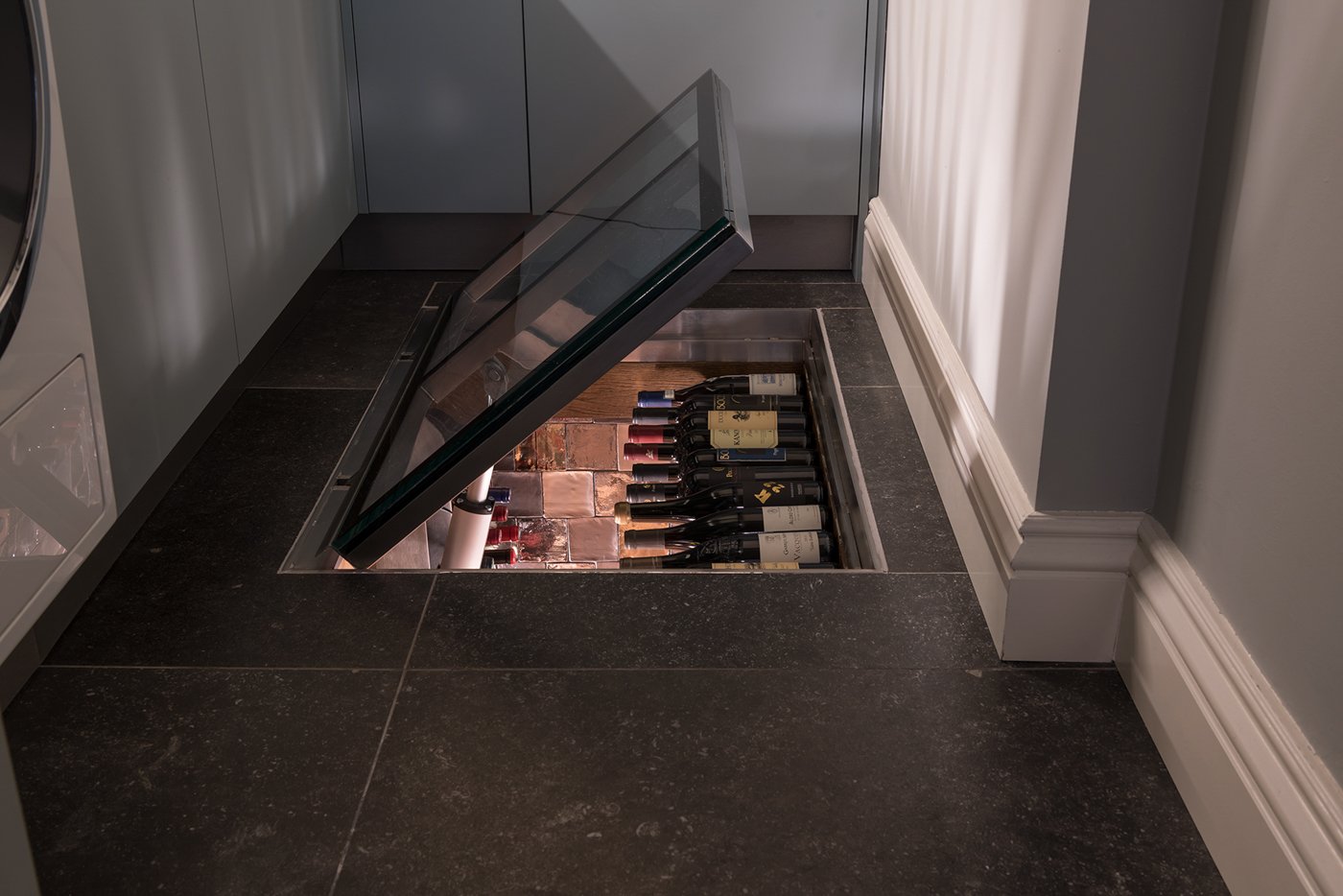 Glazen vloerluik voor wijnopslag bijkeuken