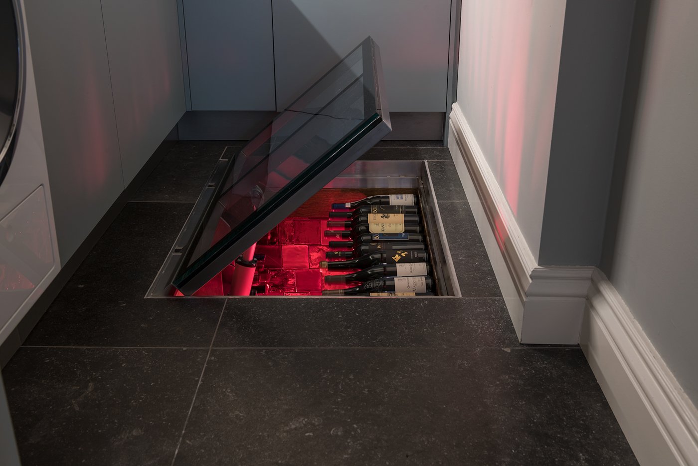 Glazen vloerluik voor wijnopslag bijkeuken