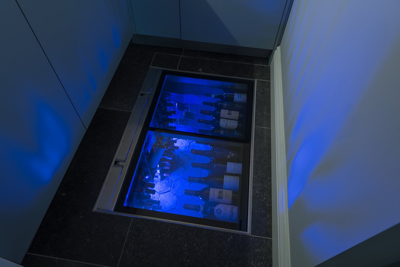 Glazen vloerluik voor wijnopslag bijkeuken