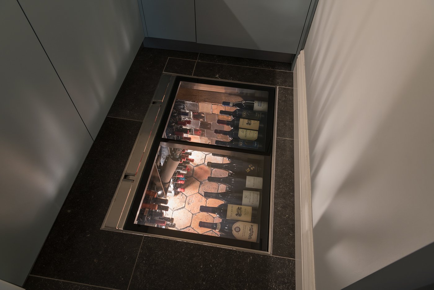 Glazen vloerluik voor wijnopslag bijkeuken