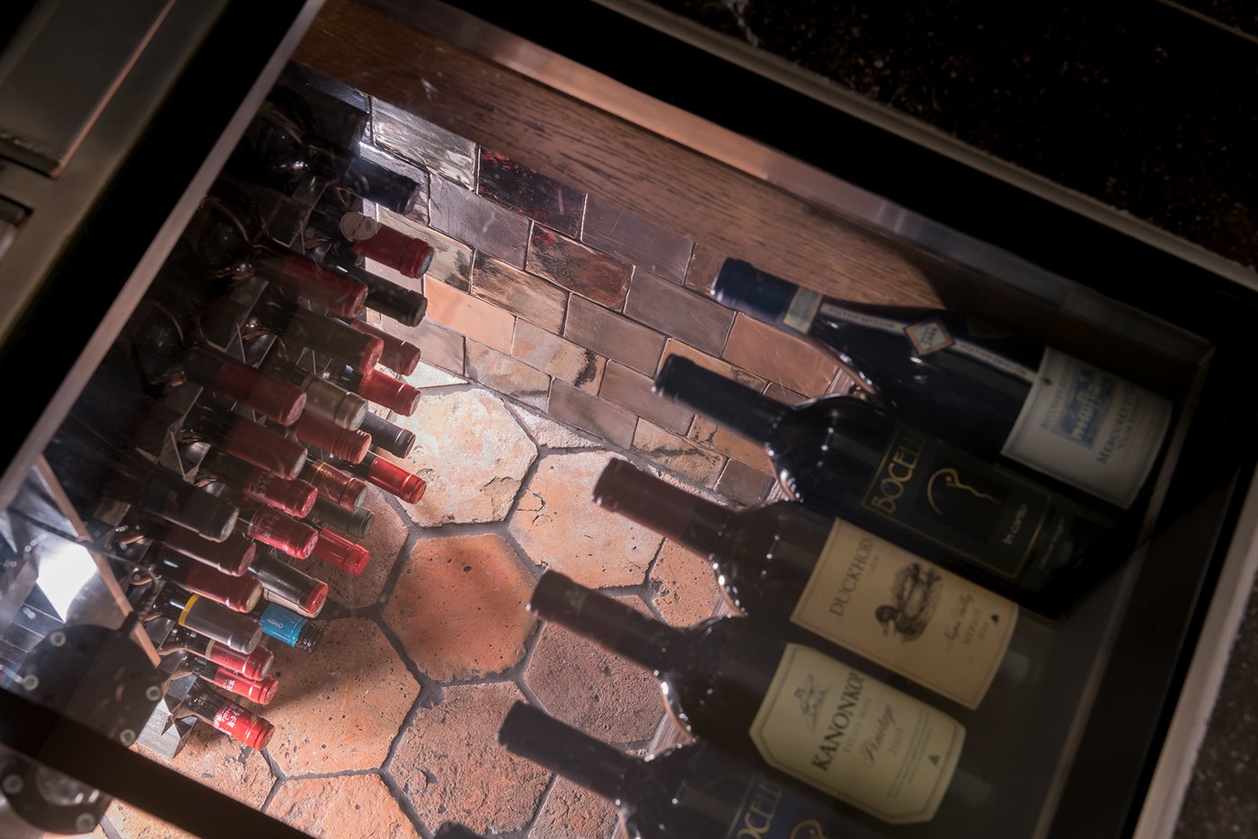 Glazen vloerluik voor wijnopslag bijkeuken